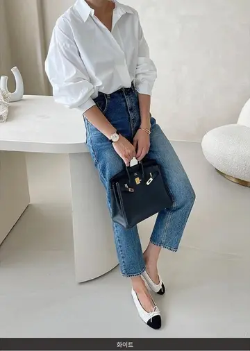 화이트 오버핏 블라우스와 청바지 전신 코디 사진