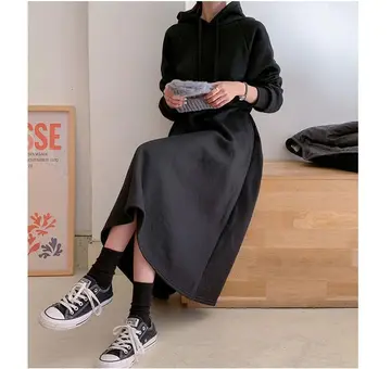 블랙·그레이 톤 원피스와 집업 전신 코디 사진