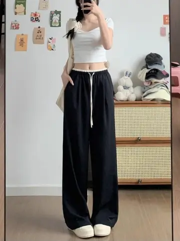 블랙 면바지와 화이트 반팔티 전신 코디 사진