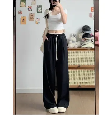 그레이·화이트 톤 면바지와 반팔티 전신 코디 사진