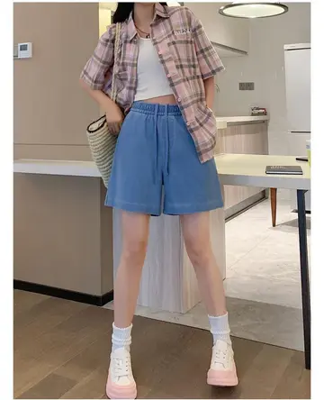 그레이·차콜 톤 데님 반바지와 셔츠 전신 코디 사진