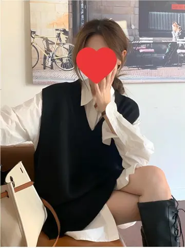 오버핏 베스트와 블랙 니트 전신 코디 사진