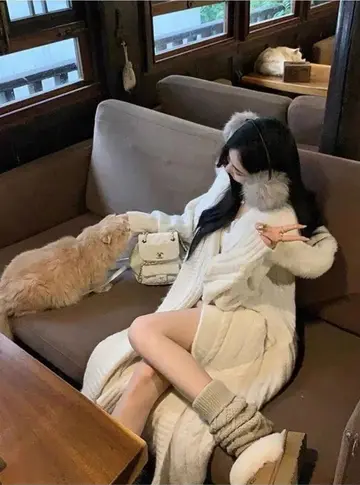 오버핏 가디건과 아이보리 니트원피스 전신 코디 사진