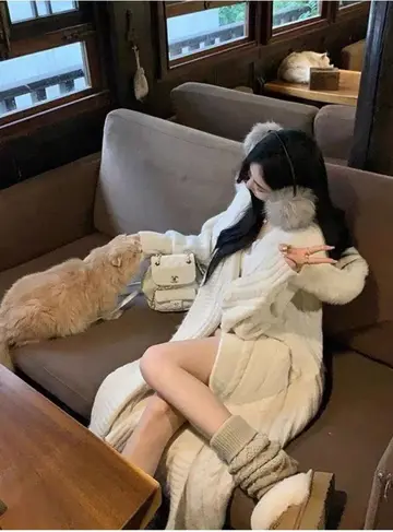 베이지·카키 톤 가디건과 니트원피스 전신 코디 사진