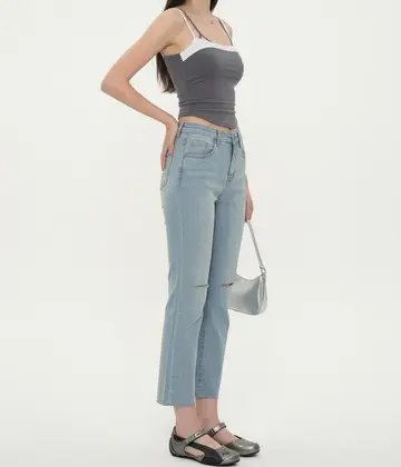 청바지와 그레이 나시 전신 코디 사진