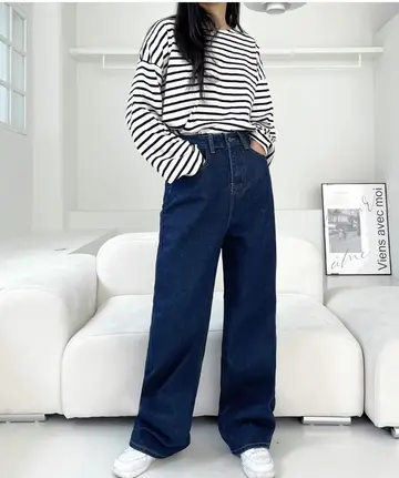 블랙·그레이 톤 청바지와 긴팔티 전신 코디 사진