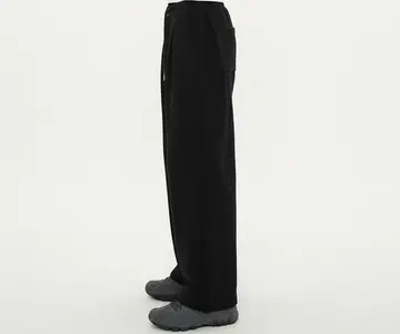 블랙 와이드 슬랙스와 블랙 긴팔티 전신 코디 사진