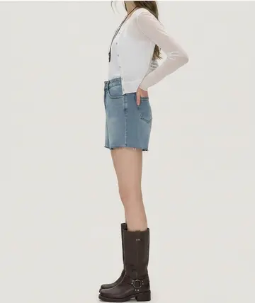 베이지·그레이 톤 데님 반바지와 니트 전신 코디 사진