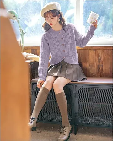 라벤더 가디건과 미니스커트 전신 코디 사진