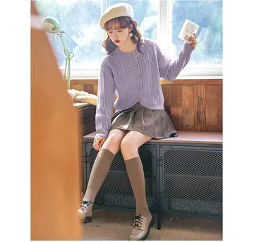 그레이·브라운 톤 가디건과 미니스커트 전신 코디 사진