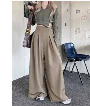 차콜·블랙 톤 오버핏 배기팬츠와 가디건 전신 코디 사진