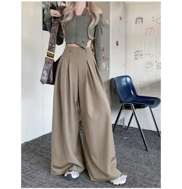 차콜·블랙 톤 배기팬츠와 가디건 전신 코디 사진
