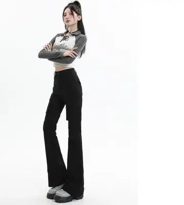 부츠컷 청바지와 그레이 가디건 전신 코디 사진