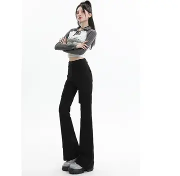 차콜·그레이 톤 부츠컷 청바지와 가디건 전신 코디 사진
