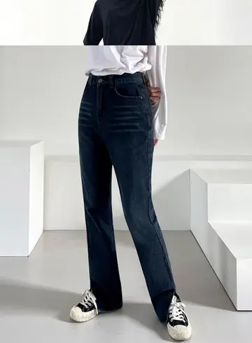 블랙·아이보리 톤 청바지와 긴팔티 전신 코디 사진