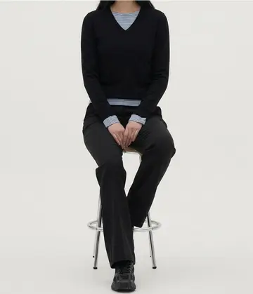블랙·그레이 톤 슬랙스와 나시 전신 코디 사진