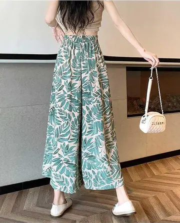 블랙·그레이 톤 청바지와 나시 전신 코디 사진