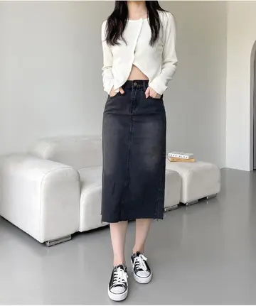 화이트·블랙 톤 배기팬츠와 니트 전신 코디 사진