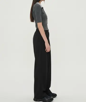 블랙 배기팬츠와 차콜 가디건 전신 코디 사진