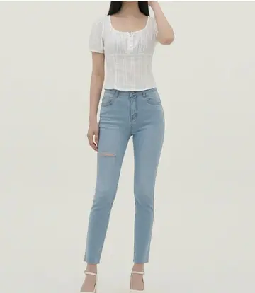 베이지·그레이 톤 청바지와 블라우스 전신 코디 사진