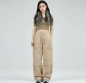 카키·그레이 톤 슬랙스와 나시 전신 코디 사진