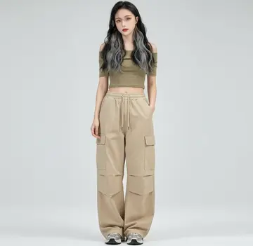 카키·그레이 톤 슬랙스와 나시 전신 코디 사진