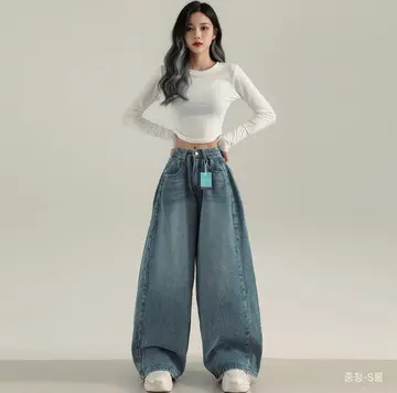 그레이·차콜 톤 청바지와 긴팔티 전신 코디 사진