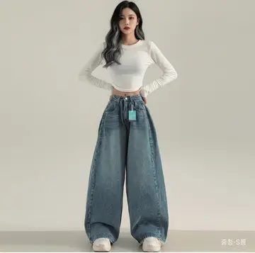 그레이·차콜 톤 청바지와 긴팔티 전신 코디 사진