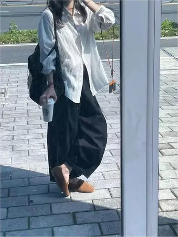 오버핏 셔츠와 블랙 롱스커트 전신 코디 사진