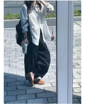 화이트·차콜 톤 셔츠와 롱스커트 전신 코디 사진