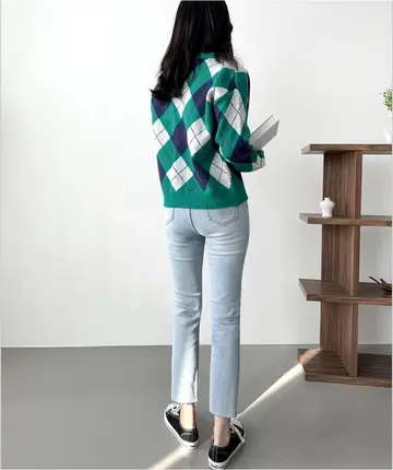 블랙·스카이블루 톤 가디건과 청바지 전신 코디 사진