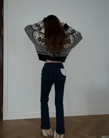 블랙·차콜 톤 니트와 청바지 전신 코디 사진