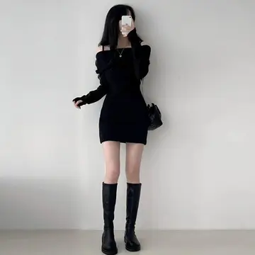 블랙 민소매와 블랙 미니스커트 전신 코디 사진