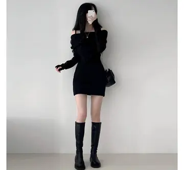 블랙 톤 민소매와 미니스커트 전신 코디 사진