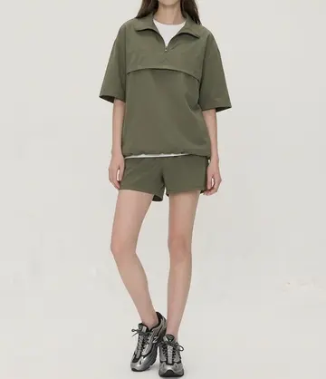 카키 오버핏 반바지와 바람막이 전신 코디 사진