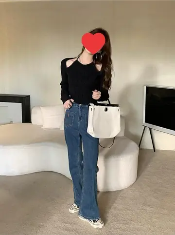 블랙 브이넥 니트와 청바지 전신 코디 사진