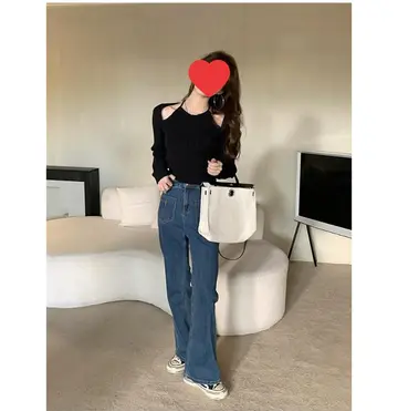 블랙·베이지 톤 브이넥 니트와 청바지 전신 코디 사진