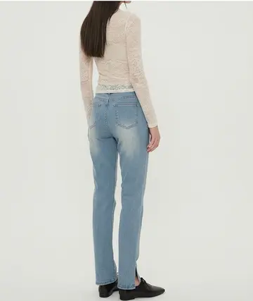 그레이·베이지 톤 청바지와 긴팔티 전신 코디 사진
