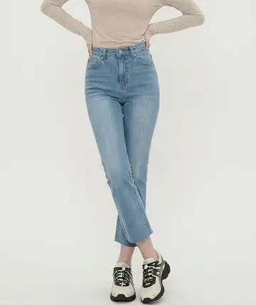 청바지와 베이지 긴팔티 전신 코디 사진