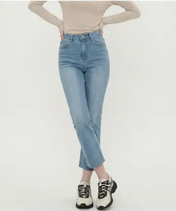 베이지·그레이 톤 청바지와 긴팔티 전신 코디 사진
