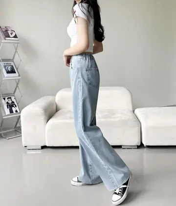 스카이블루 배기팬츠와 화이트 반팔티 전신 코디 사진