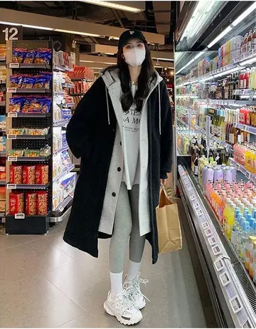 블랙 오버핏 코트와 그레이 반팔티 전신 코디 사진