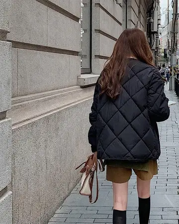 블랙 재킷과 반바지 전신 코디 사진