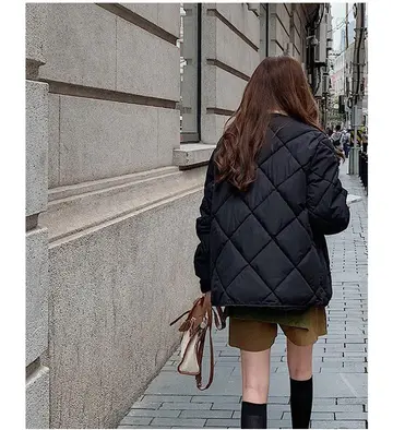 차콜·블랙 톤 재킷과 반바지 전신 코디 사진