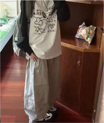 베이지·블랙 톤 오버핏 긴팔티와 와이드팬츠 전신 코디 사진