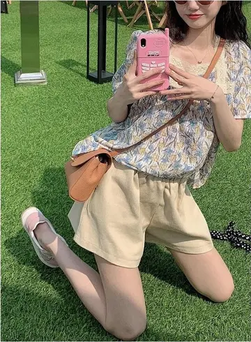 플라워 오버핏 긴팔티와 베이지 반바지 전신 코디 사진
