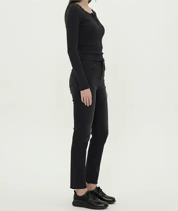 블랙·차콜 톤 청바지와 긴팔티 전신 코디 사진