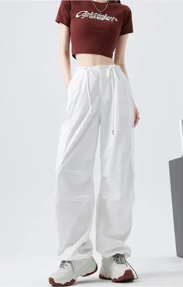 화이트 오버핏 배기팬츠와 반팔티 전신 코디 사진