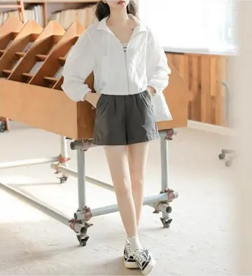 화이트 오버핏 바람막이와 그레이 반바지 전신 코디 사진
