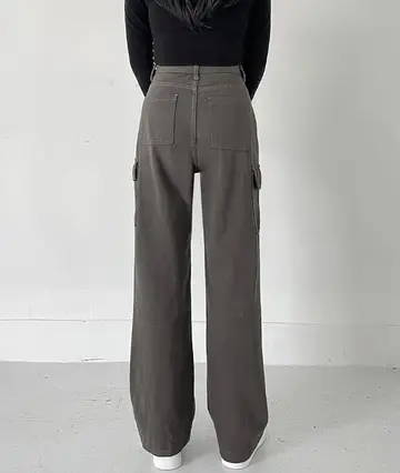 카고팬츠와 차콜 긴팔티 전신 코디 사진